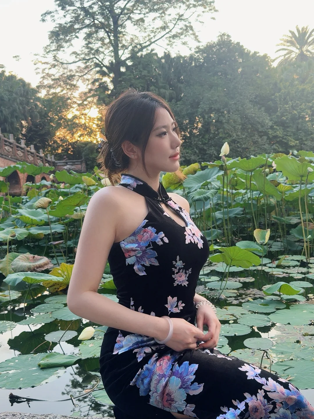 黑底旗袍和荷花池太搭配了！