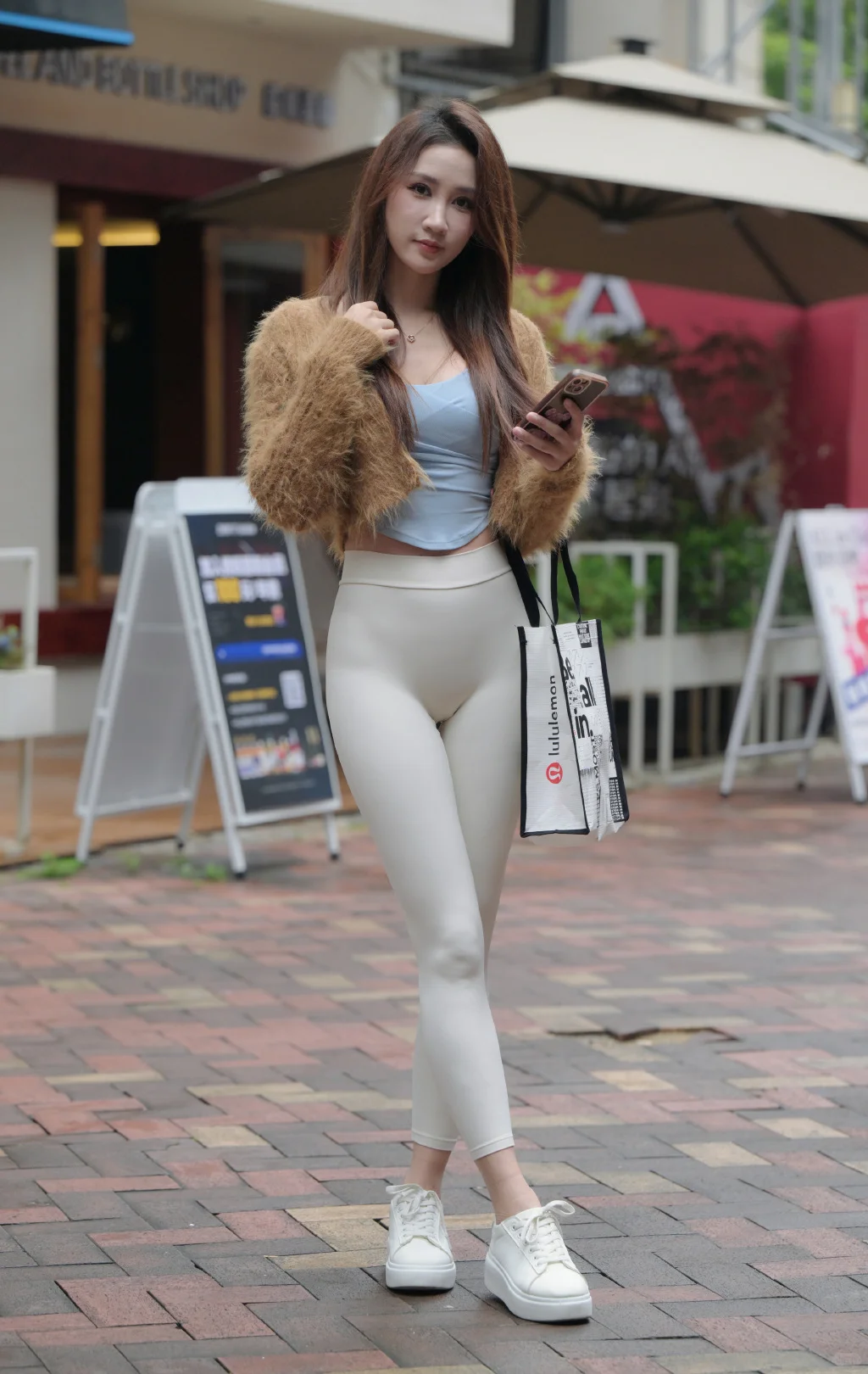 街拍浅白色瑜伽裤美女