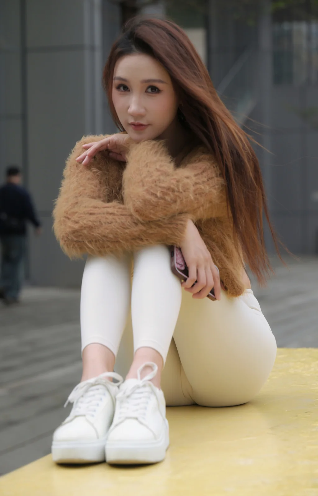 街拍浅白色瑜伽裤美女