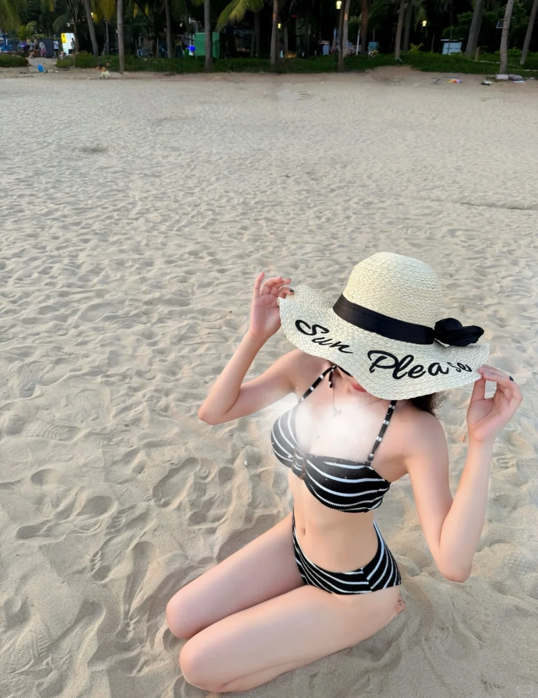 黑白条纹比基尼｜高级感拉满的夏日大片公式