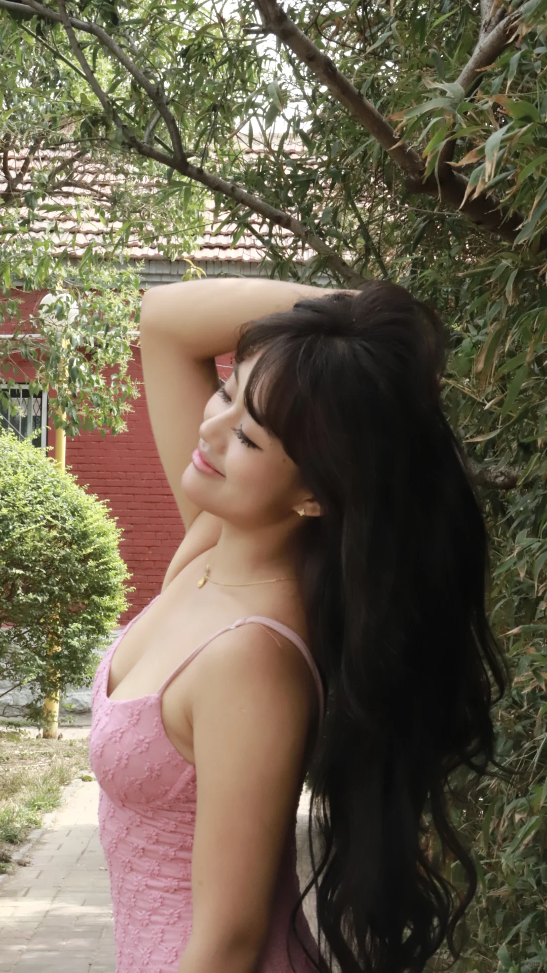 她美得像古早画报上的东方女孩🌸