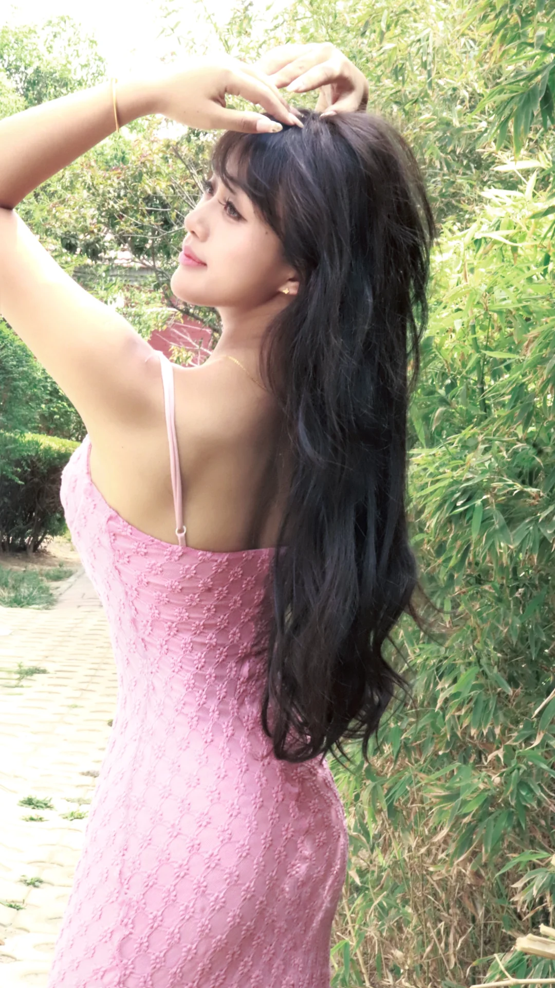 她美得像古早画报上的东方女孩🌸