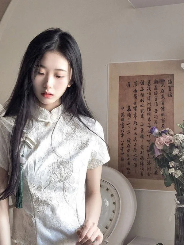 怎么会有这么清冷清冷的旗袍女孩
