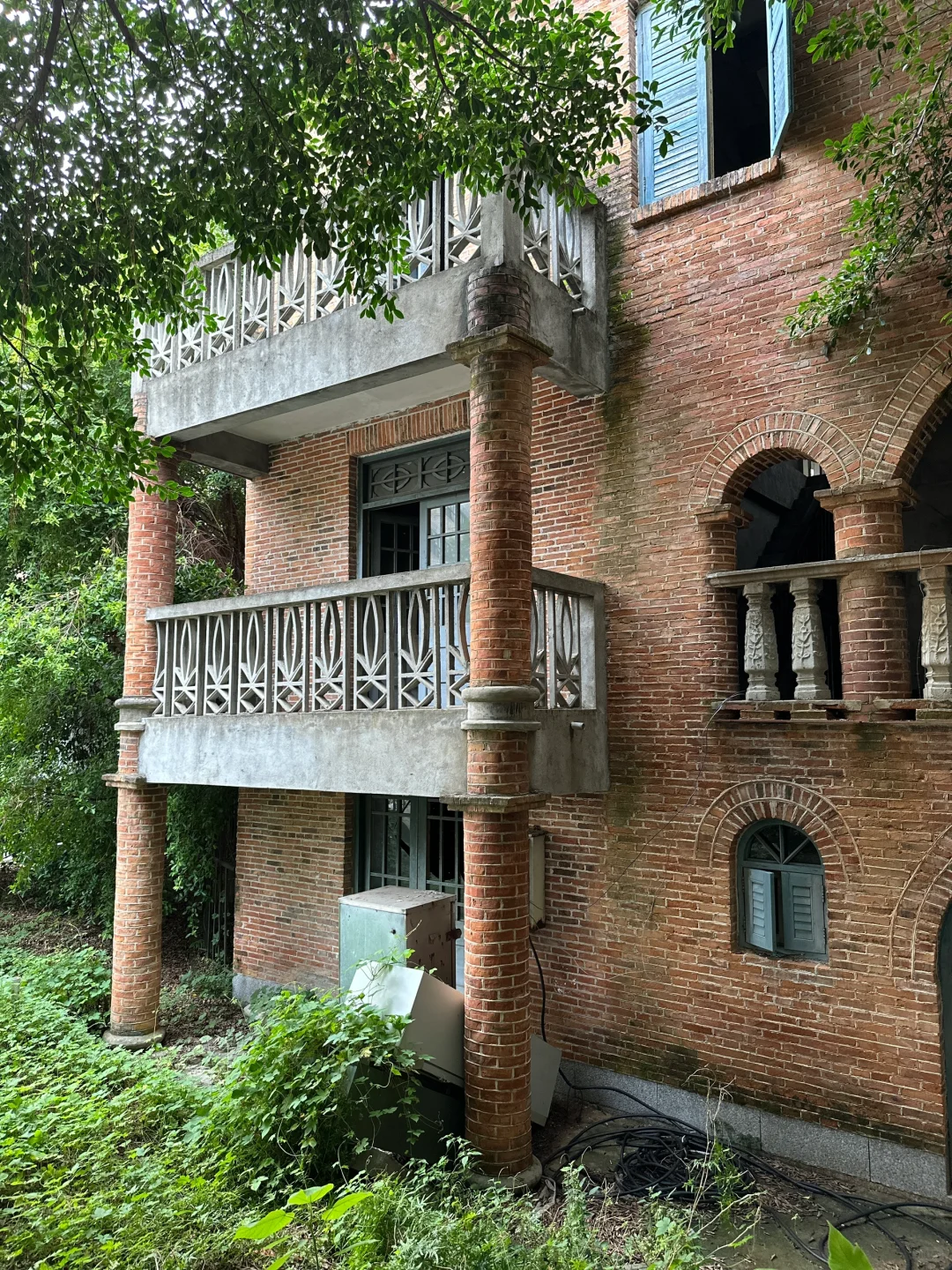 福州路旁一栋空置的民国红砖小洋房