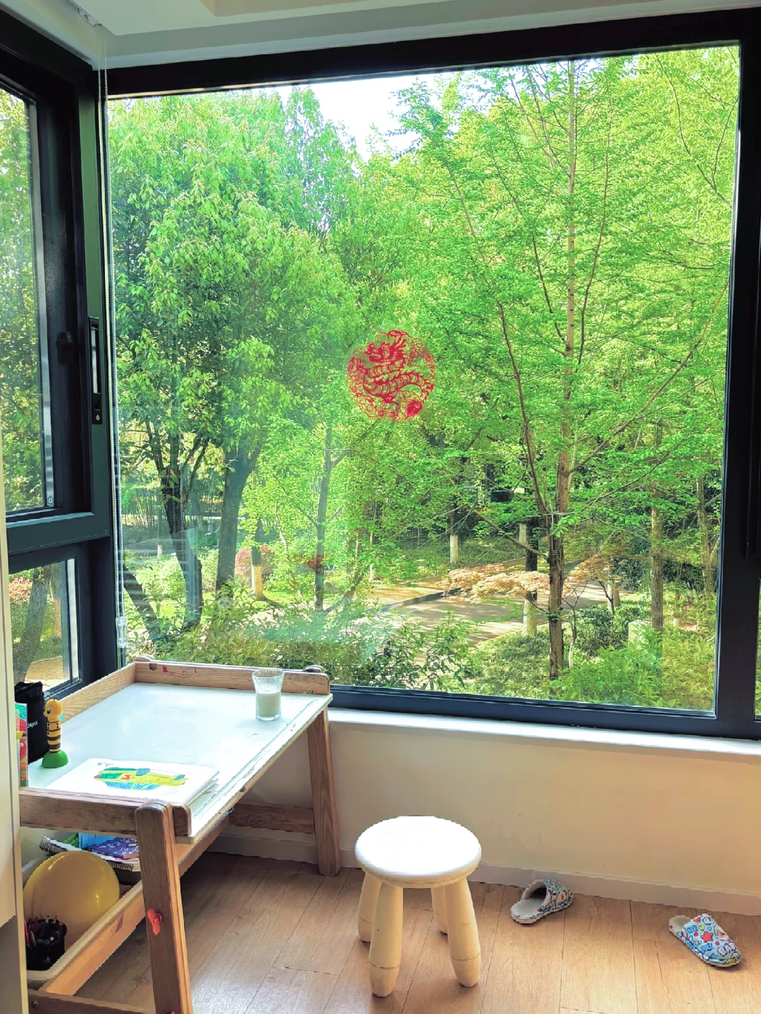 为什么买低层住宅？二楼窗景美得如同一幅画