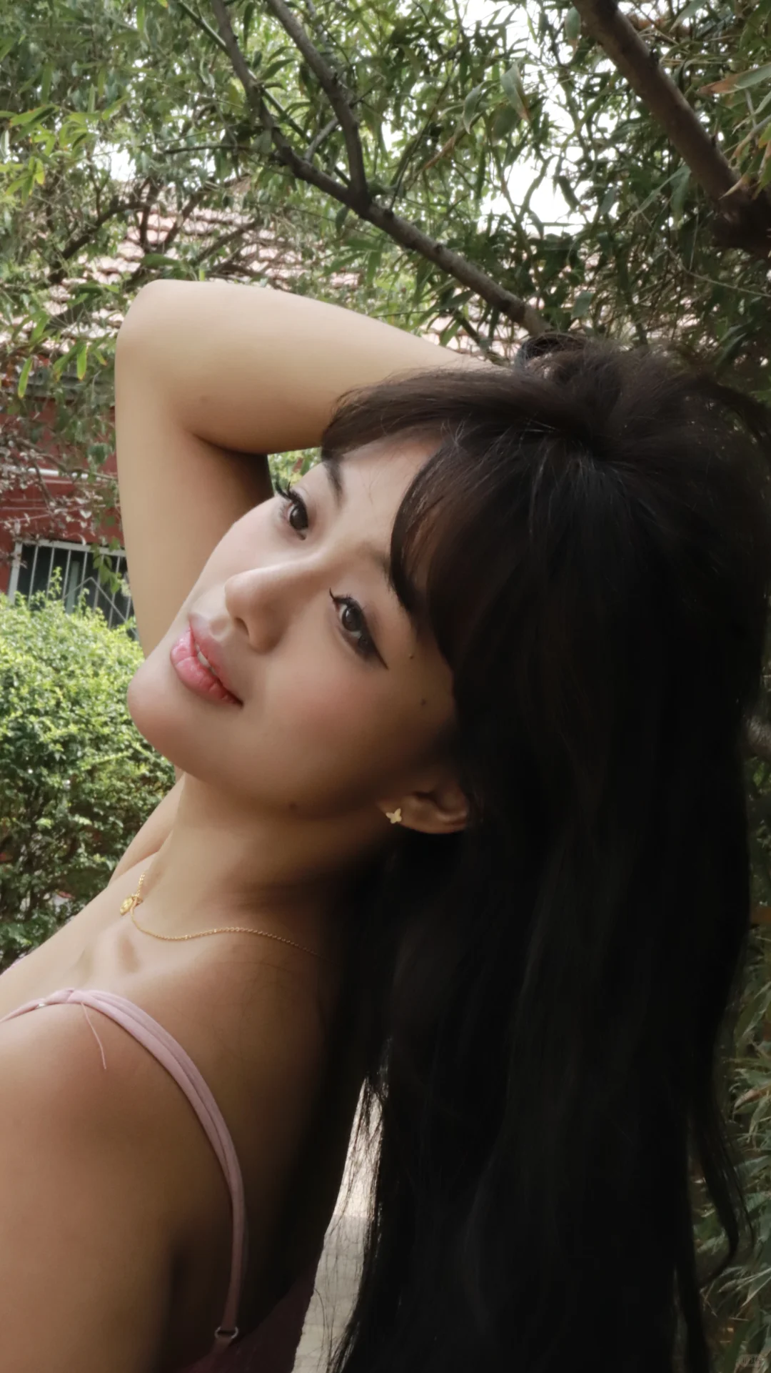 她美得像古早画报上的东方女孩🌸