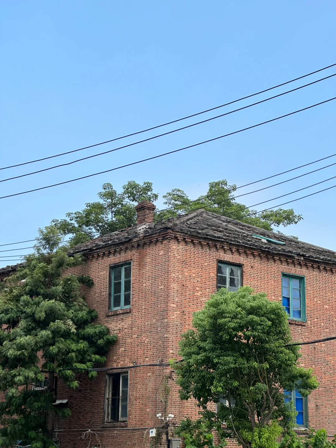 福州路旁一栋空置的民国红砖小洋房