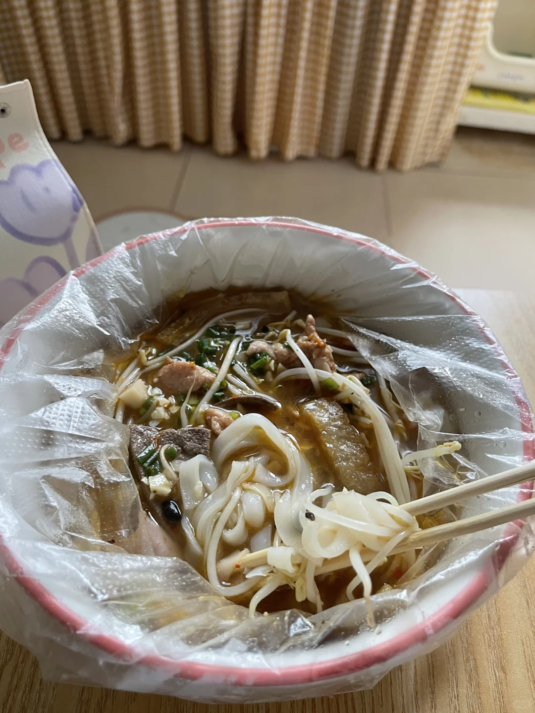 月租300，月薪3500，双休，自己住很幸福！