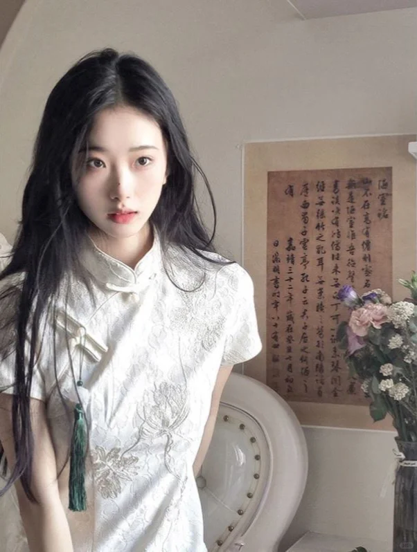 怎么会有这么清冷清冷的旗袍女孩