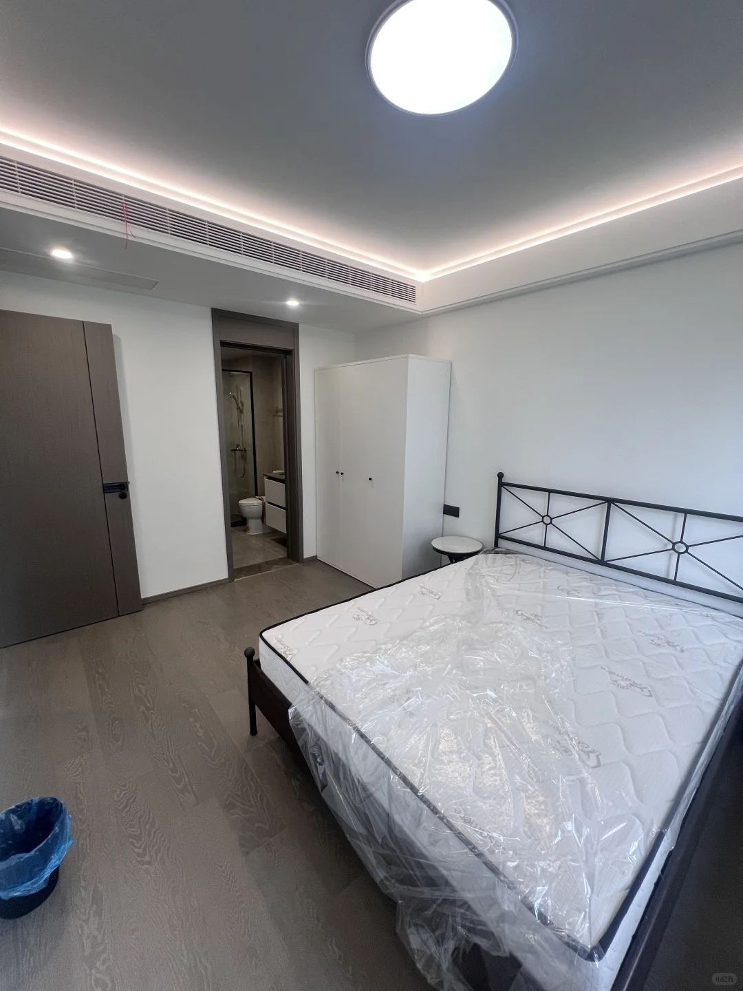 自己买的新房一天没住啊，先握在手里出租吧