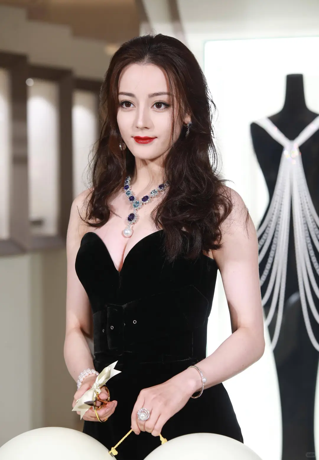 迪丽热巴突破以往甜美形象，演绎恶女角色尽