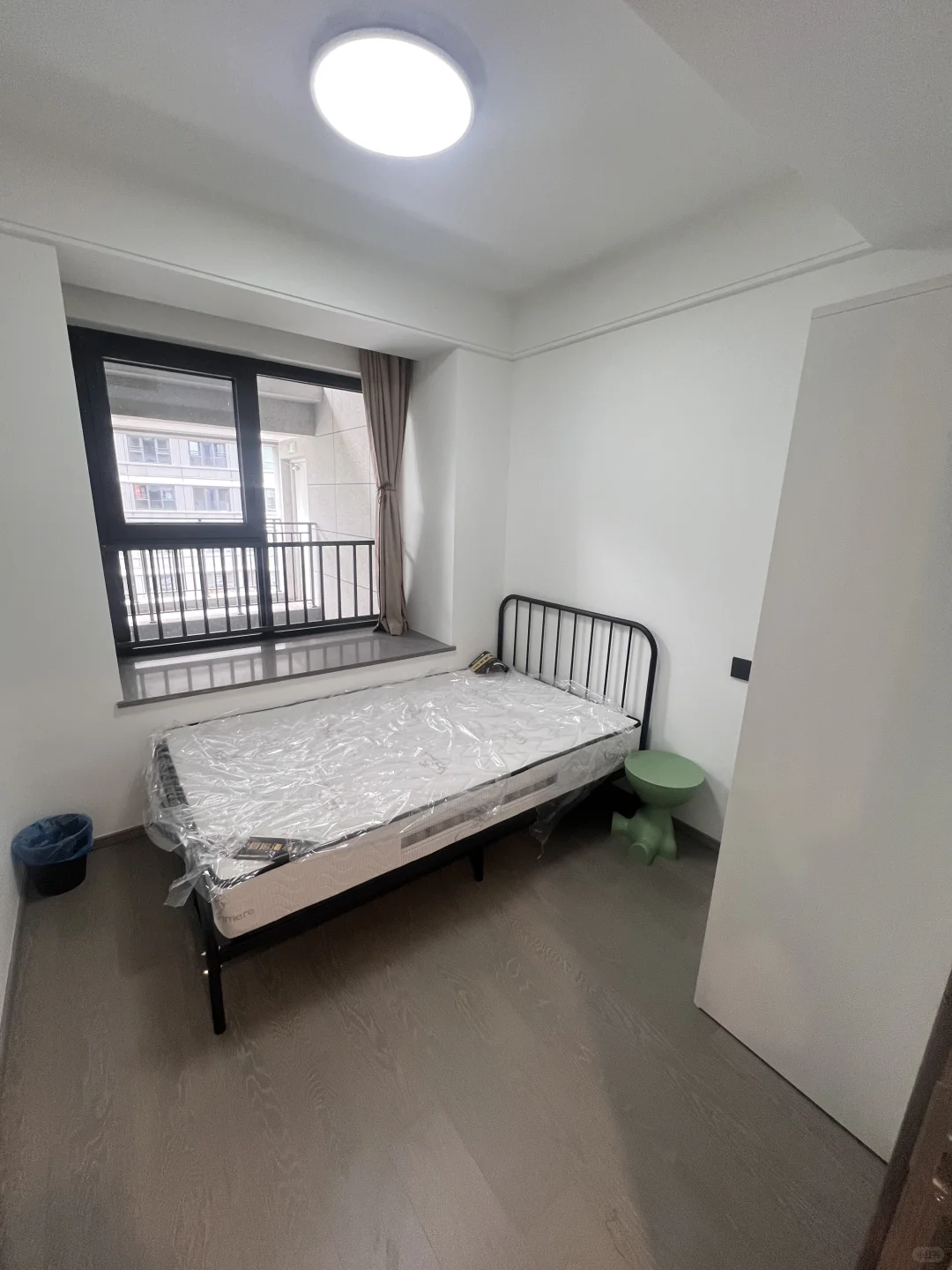 自己买的新房一天没住啊，先握在手里出租吧