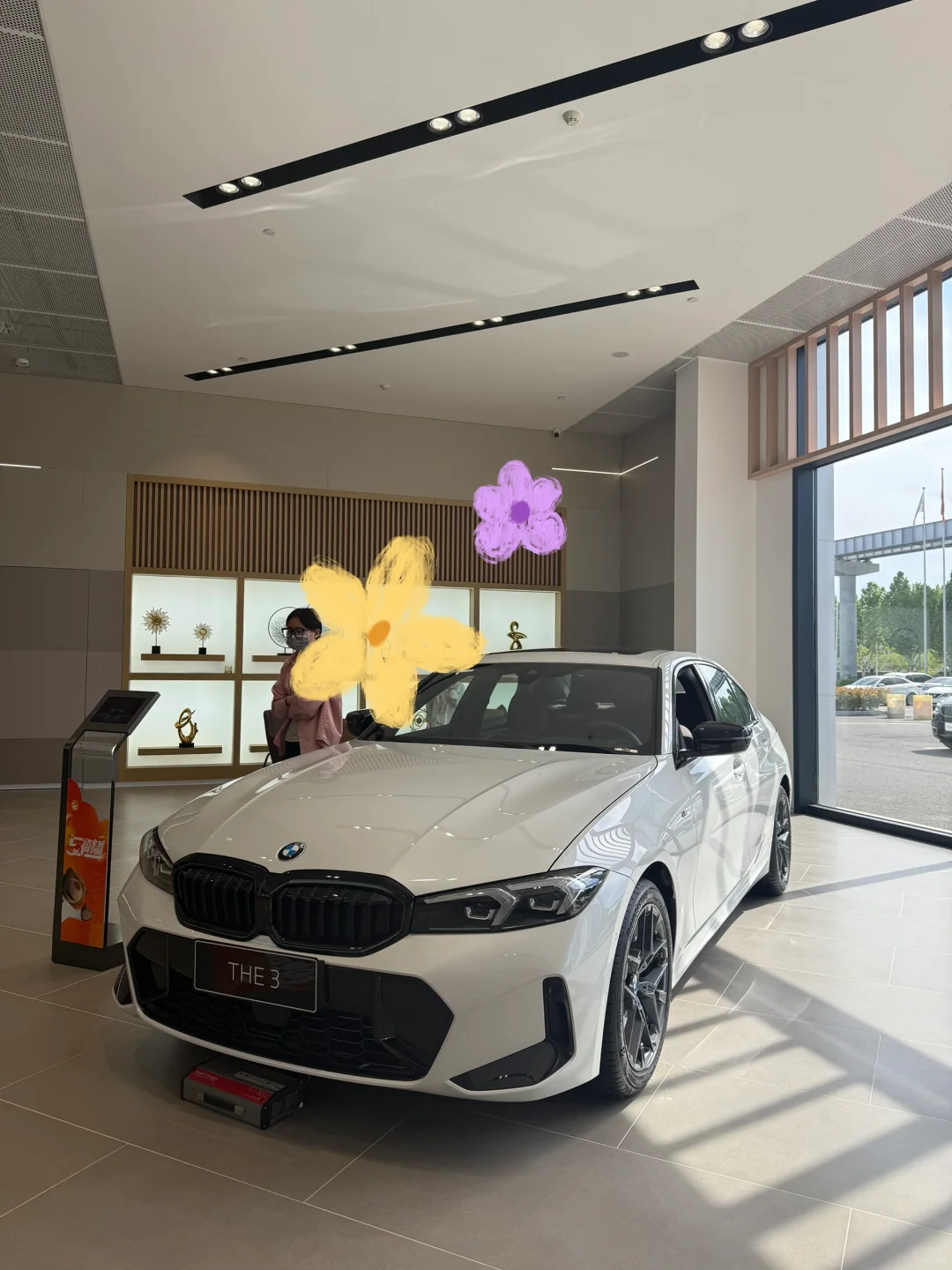 00后女生自己赚钱买宝马