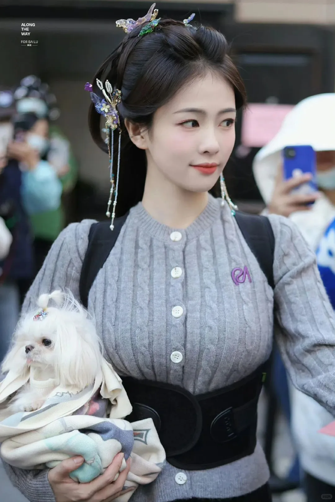 白鹿好丰腴啊，毛线衣都裹不住，好体态