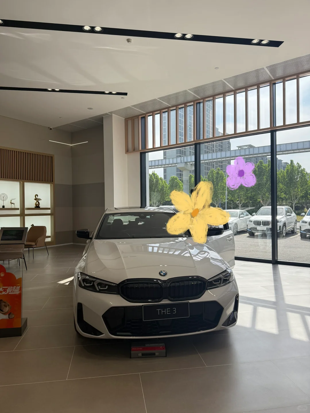 00后女生自己赚钱买宝马