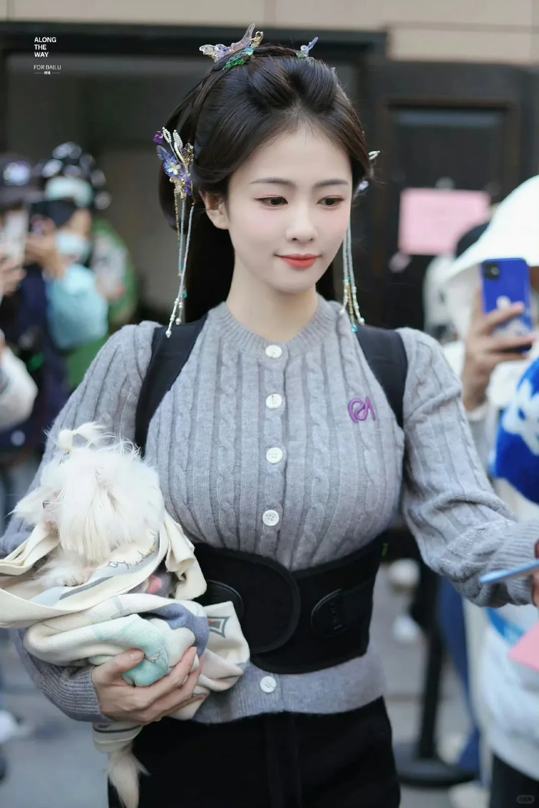 白鹿好丰腴啊，毛线衣都裹不住，好体态