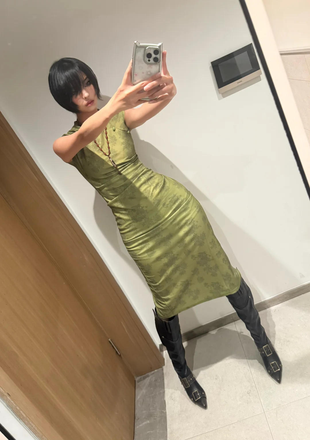 短发配旗袍