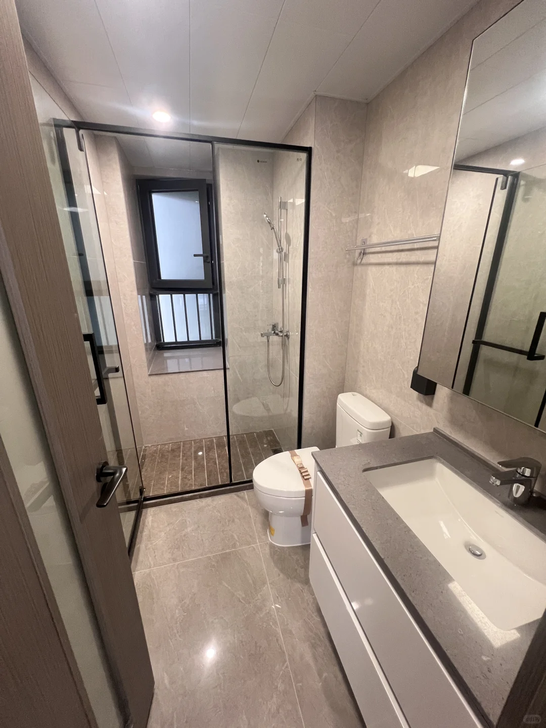 自己买的新房一天没住啊，先握在手里出租吧