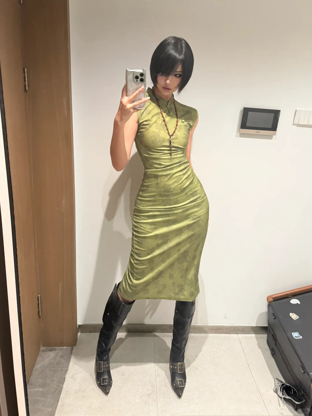 短发配旗袍