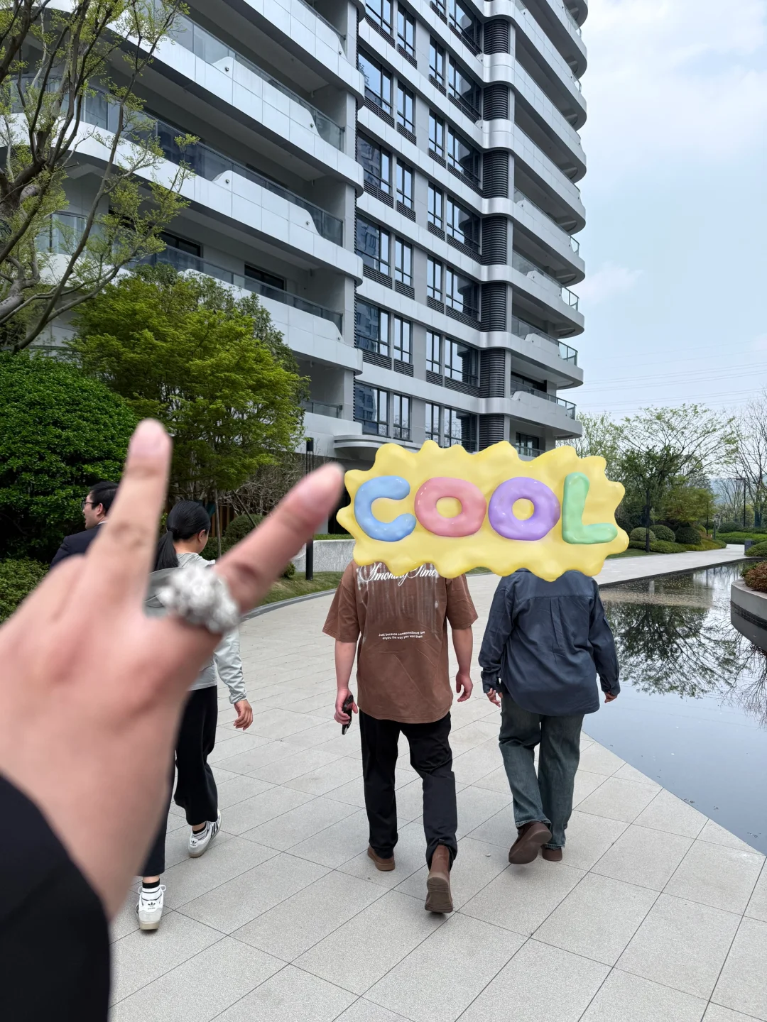 不是在看房就是在看房路上……