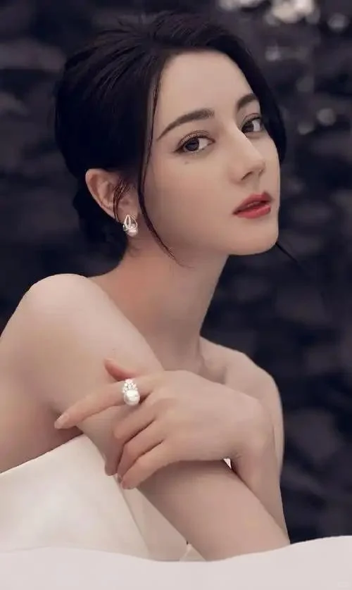 迪丽热巴突破以往甜美形象，演绎恶女角色尽