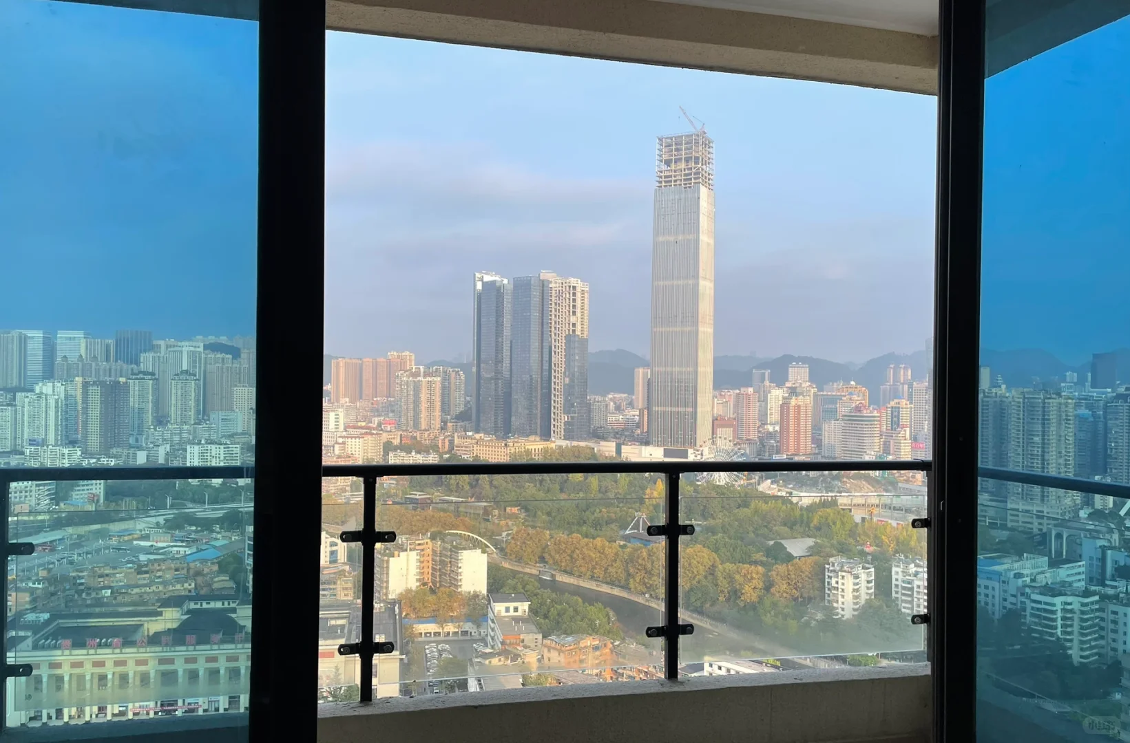 贵阳遵义路新房出租 家具全新 万象城旁边