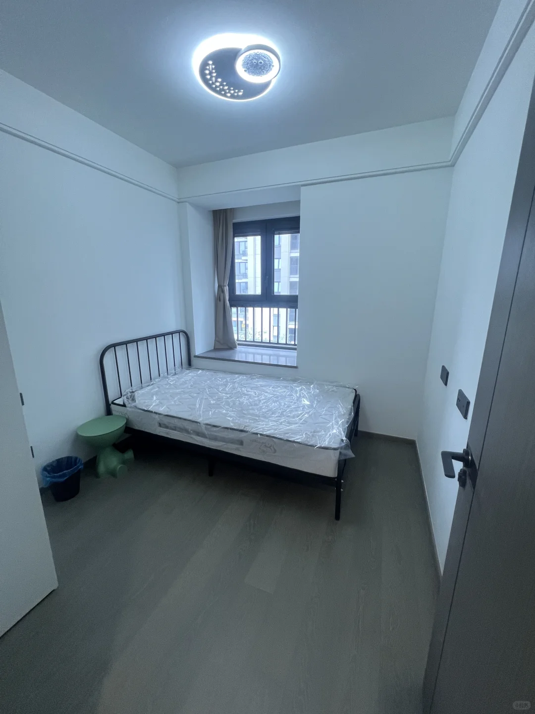 自己买的新房一天没住啊，先握在手里出租吧