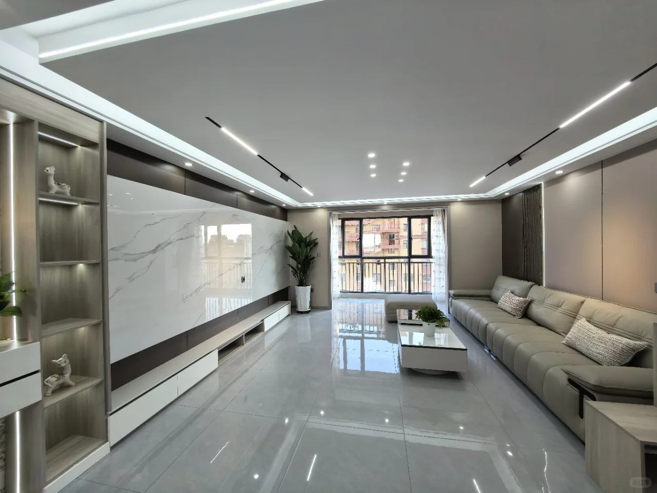 精装修未入住婚房，送全屋家具，三室两厅
