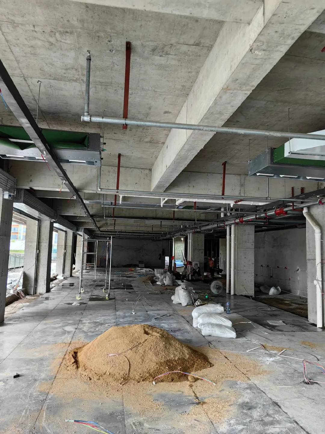 在建中的办公楼装修中～