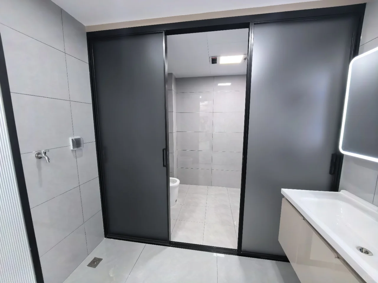 精装修未入住婚房，送全屋家具，三室两厅