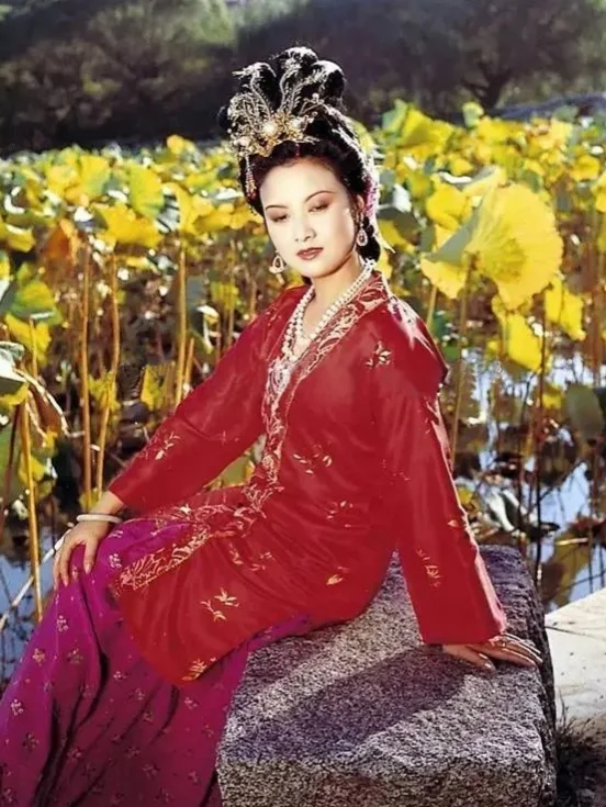 丹唇未启笑先闻：“风骚”的王熙凤💞