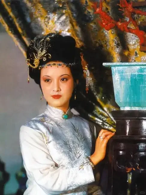 丹唇未启笑先闻：“风骚”的王熙凤💞