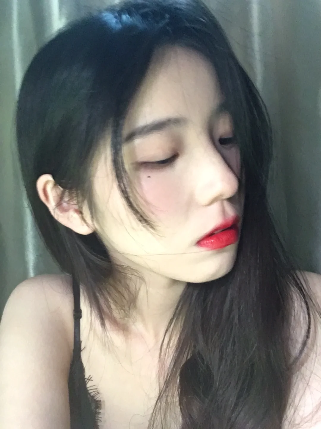 还得是黑发红唇