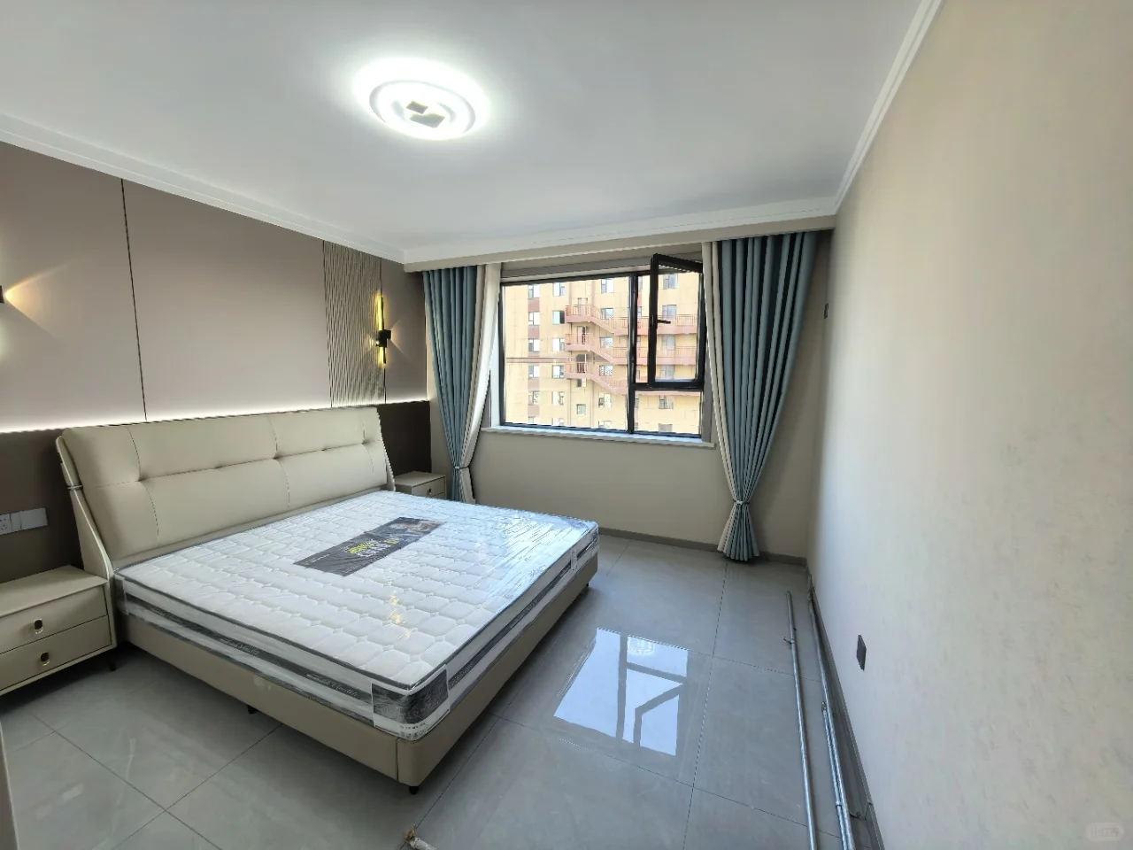 精装修未入住婚房，送全屋家具，三室两厅