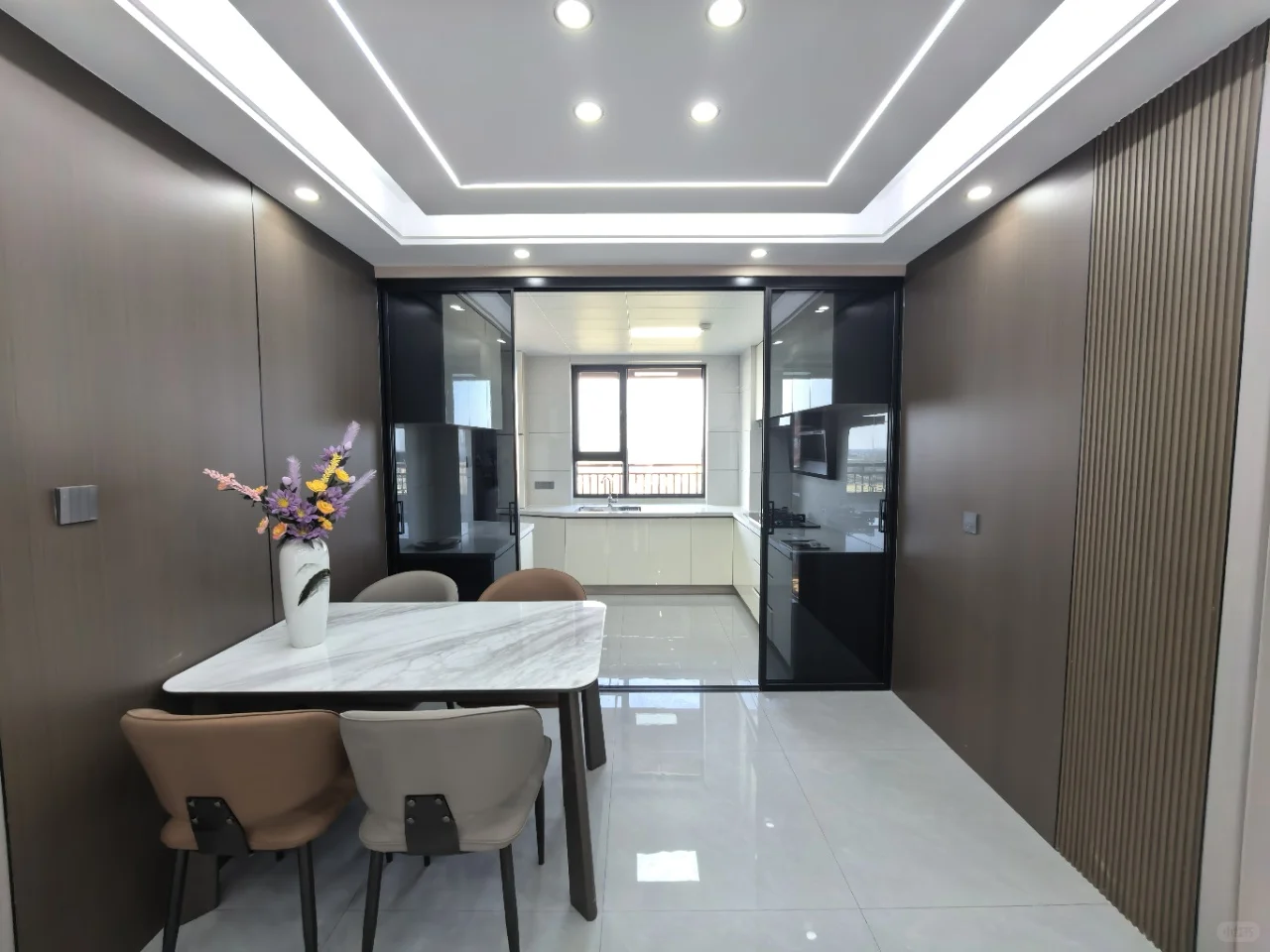 精装修未入住婚房，送全屋家具，三室两厅