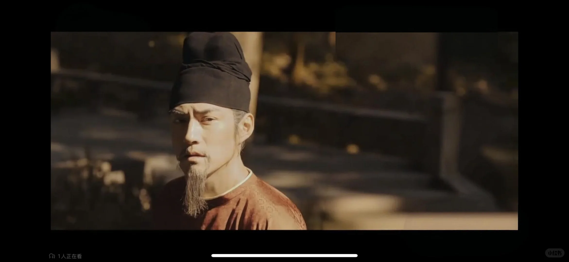 老的头发胡子都白了，照样风骚
