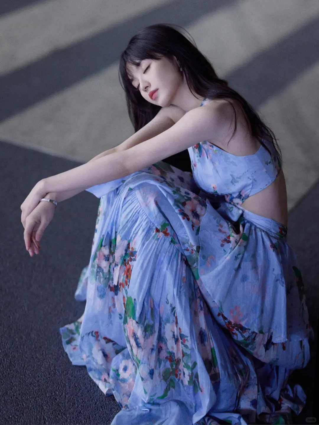 田曦薇妖艳露背太让人动容，碎花长裙也藏不