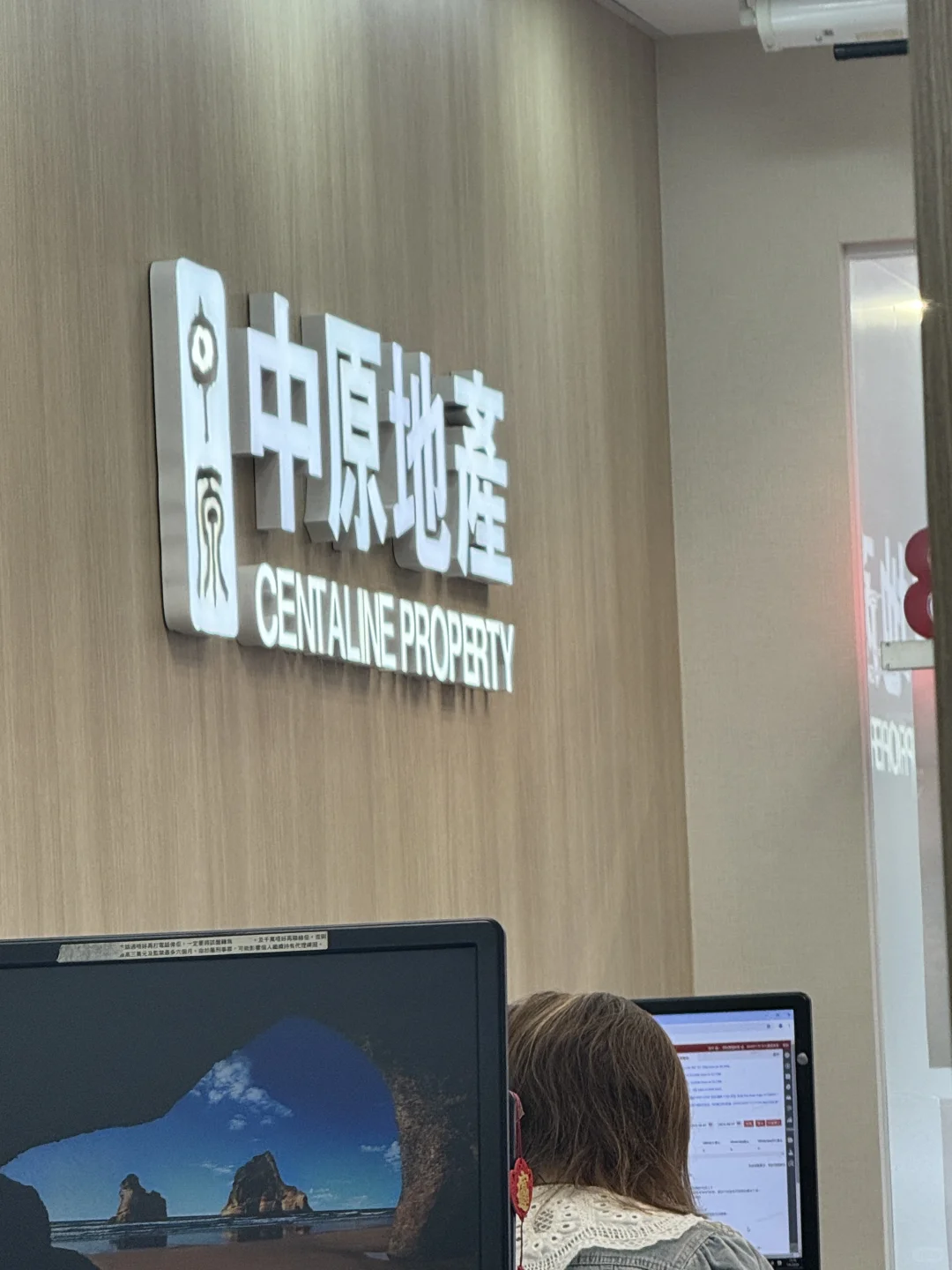 🇭🇰211本港硕毕业让我做房产中介？狗都不…