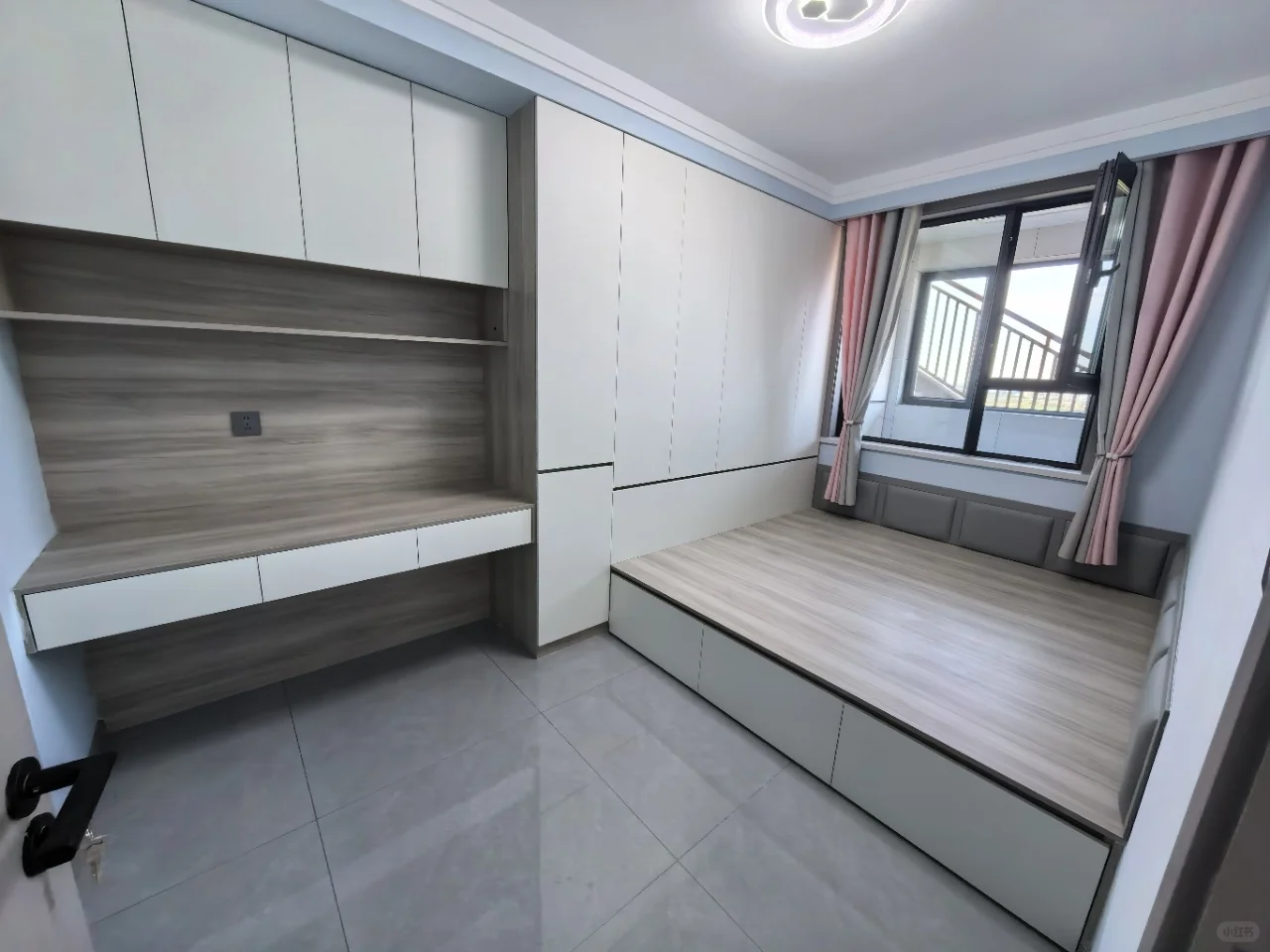 精装修未入住婚房，送全屋家具，三室两厅