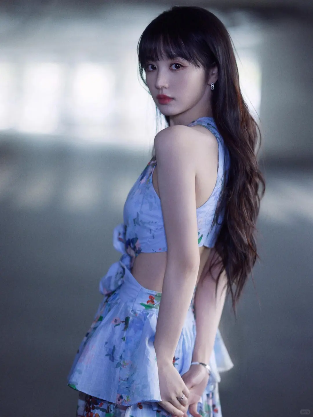 田曦薇妖艳露背太让人动容，碎花长裙也藏不