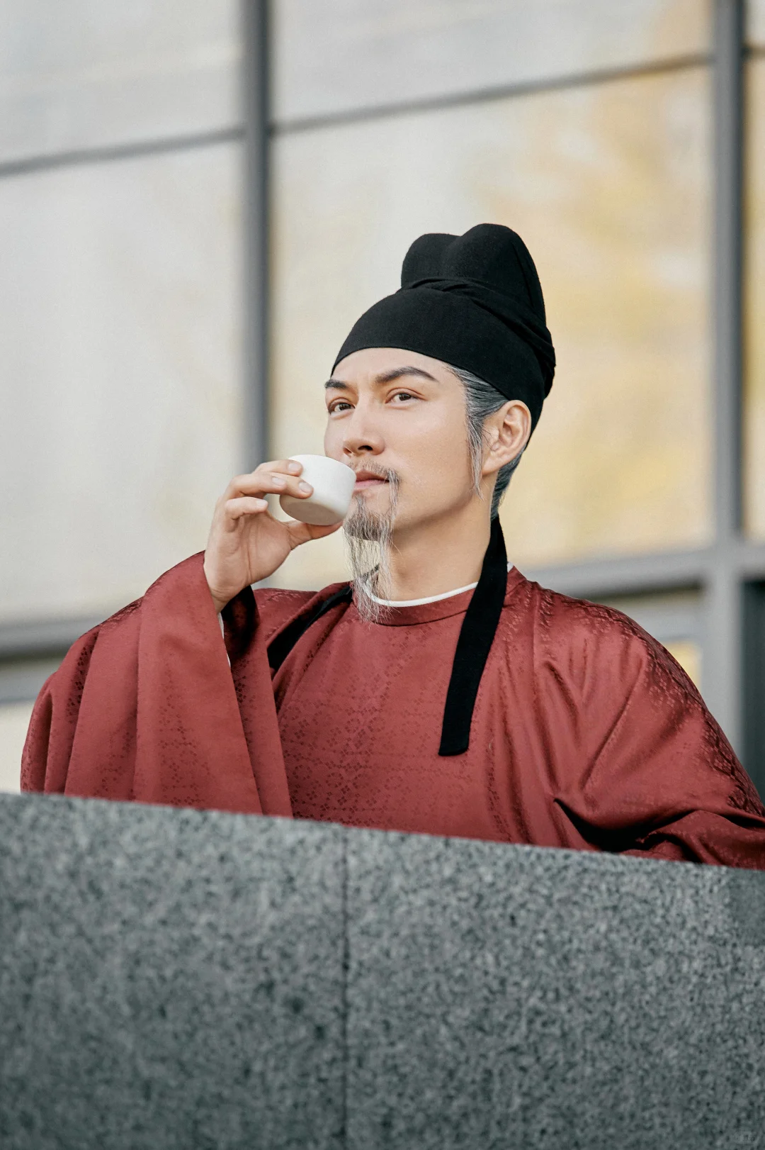 老的头发胡子都白了，照样风骚