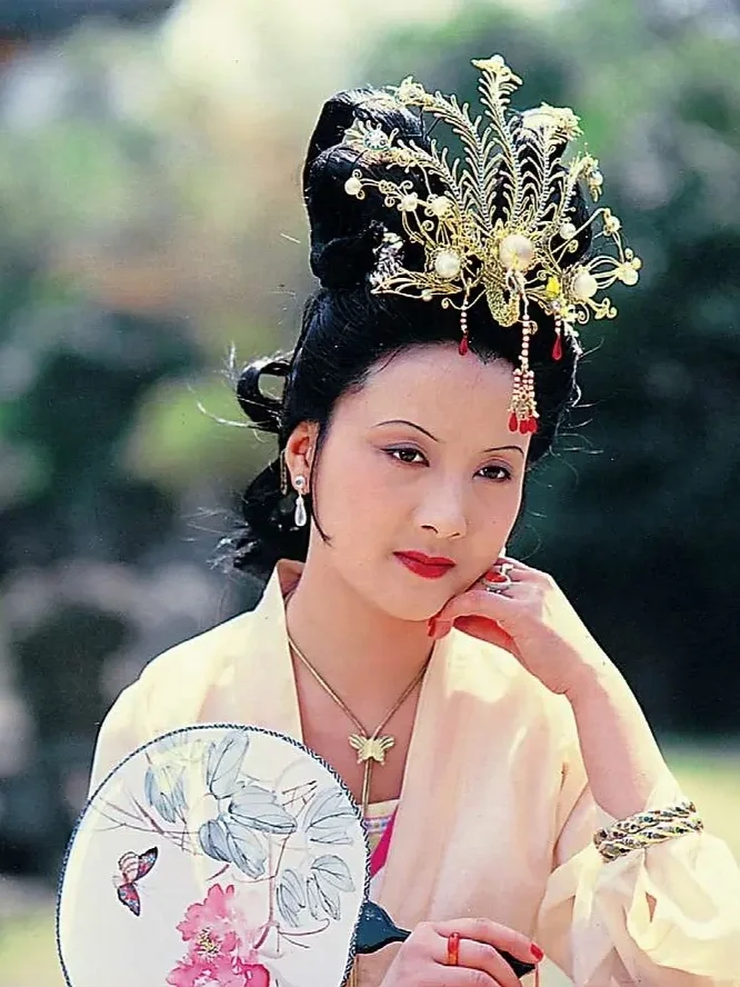 丹唇未启笑先闻：“风骚”的王熙凤💞