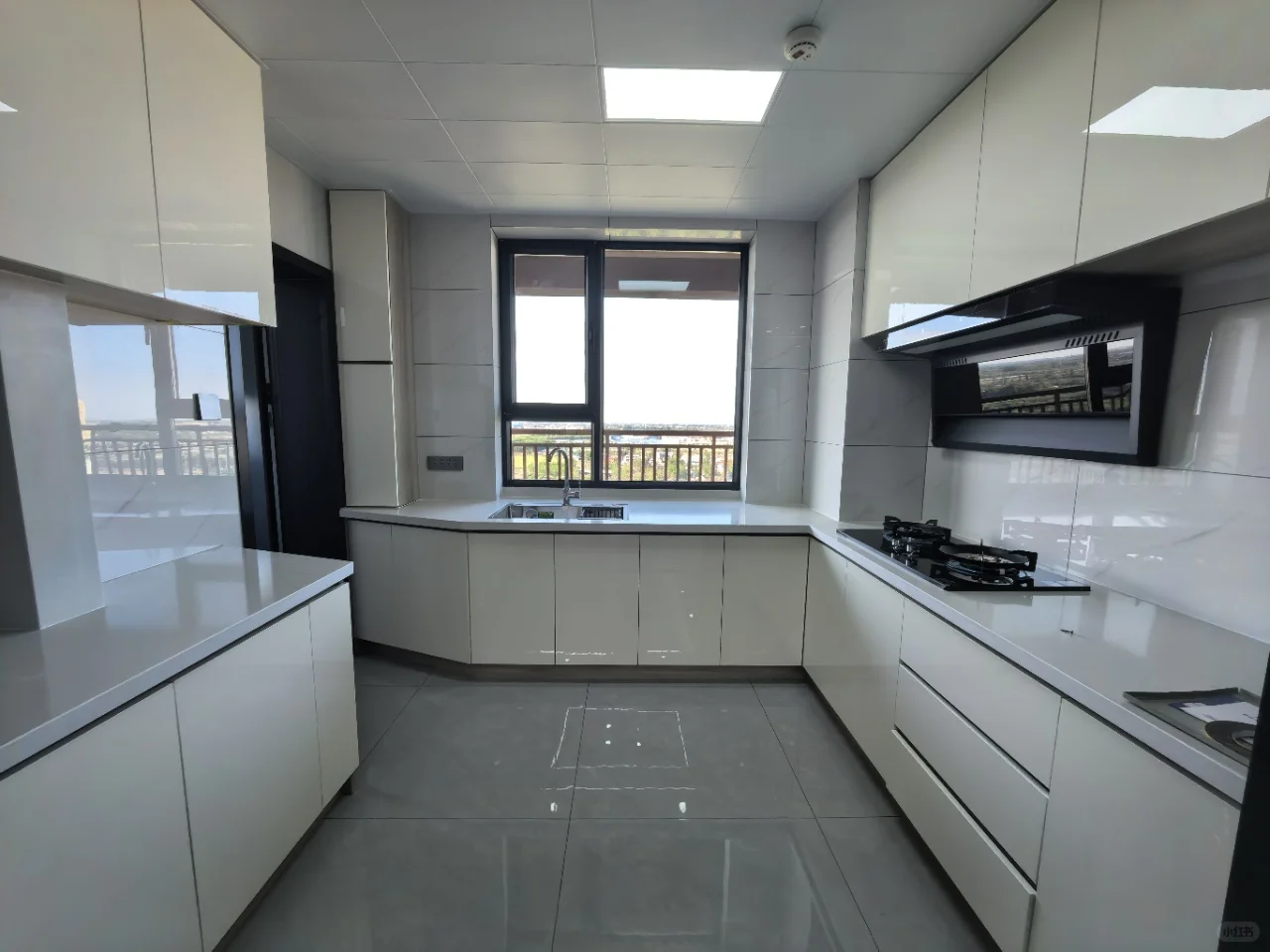 精装修未入住婚房，送全屋家具，三室两厅