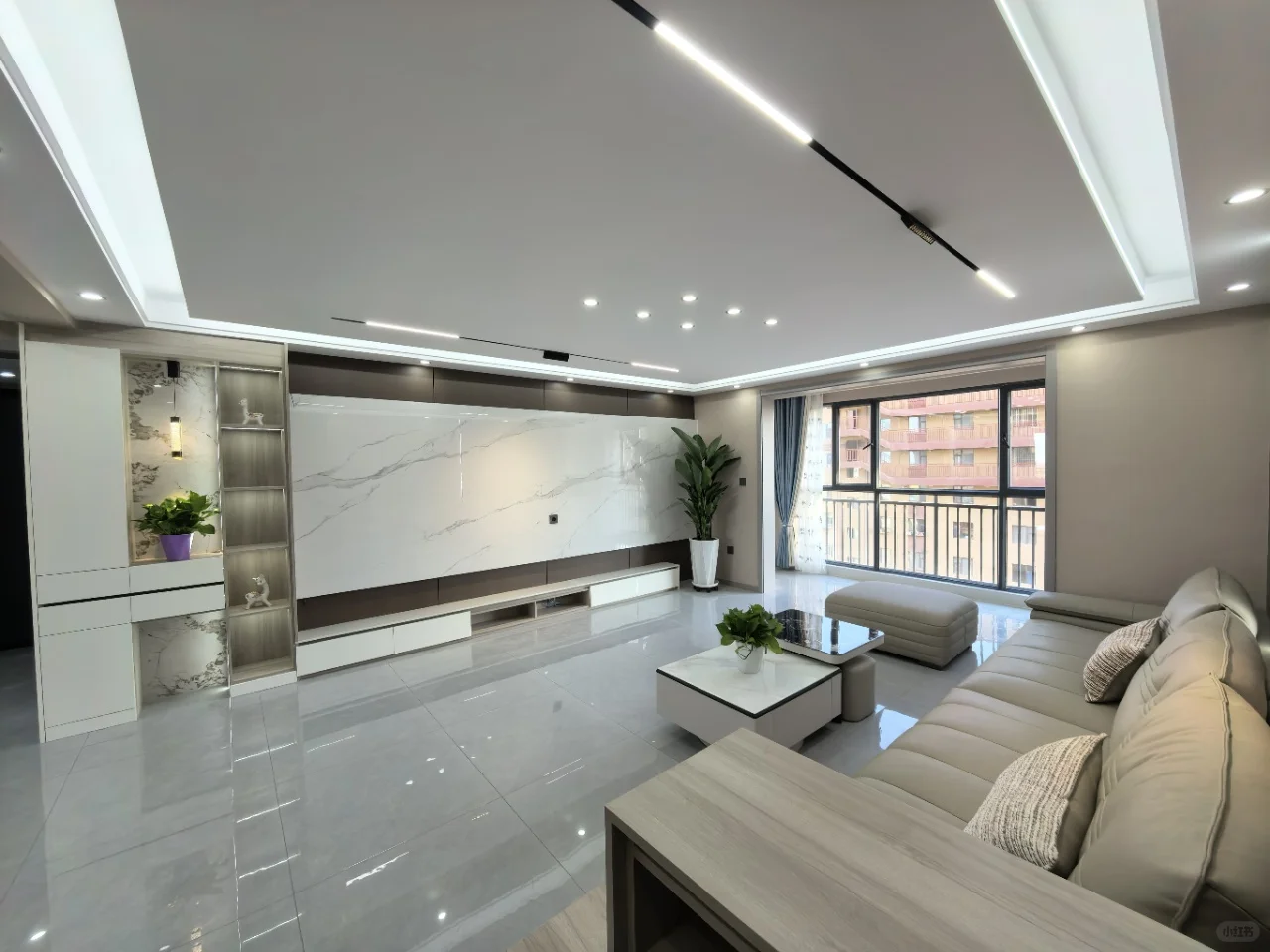 精装修未入住婚房，送全屋家具，三室两厅