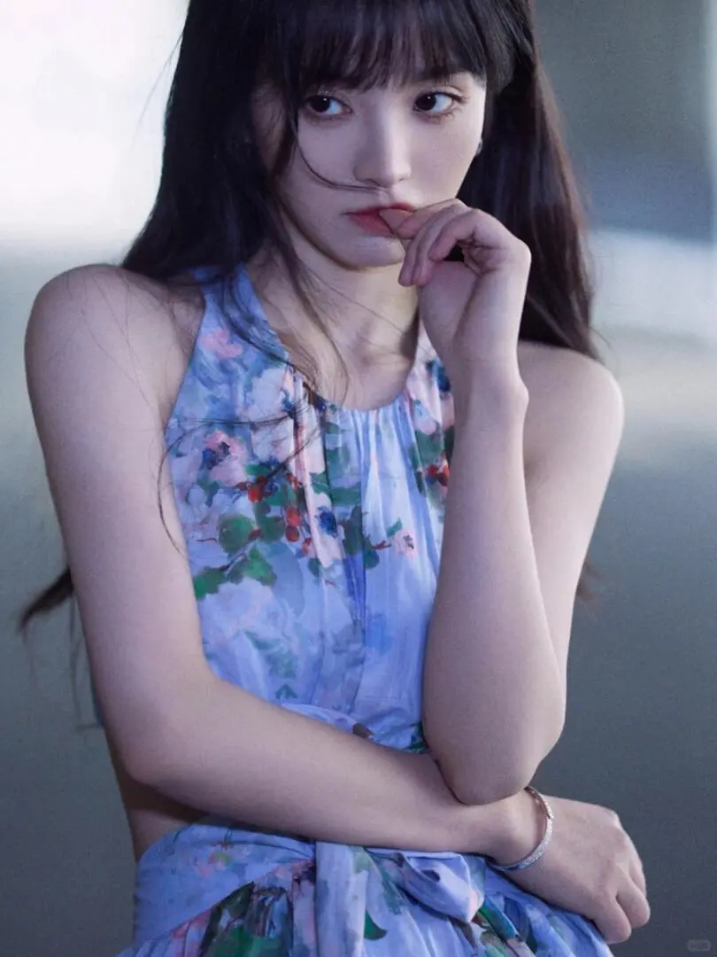 田曦薇妖艳露背太让人动容，碎花长裙也藏不