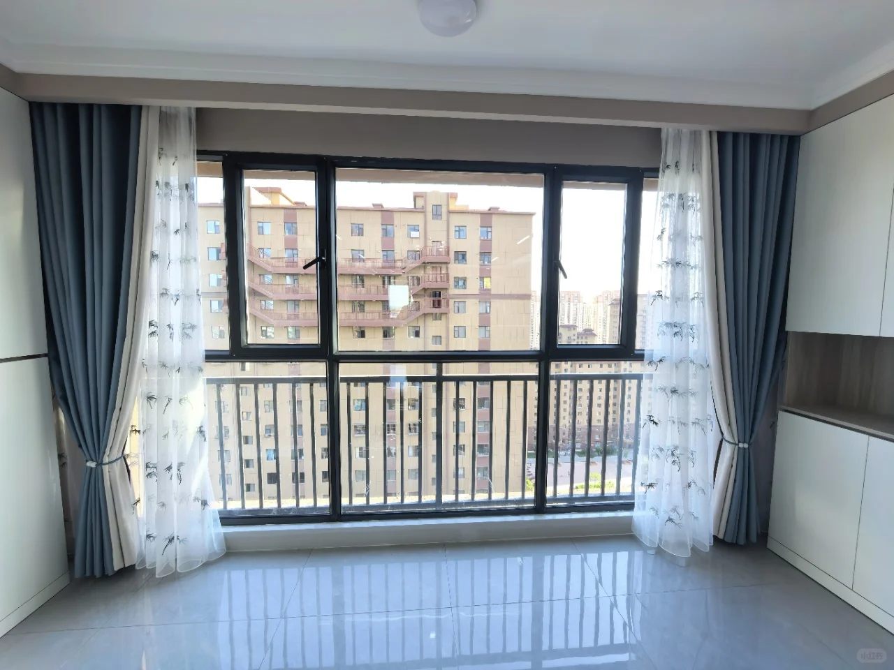 精装修未入住婚房，送全屋家具，三室两厅