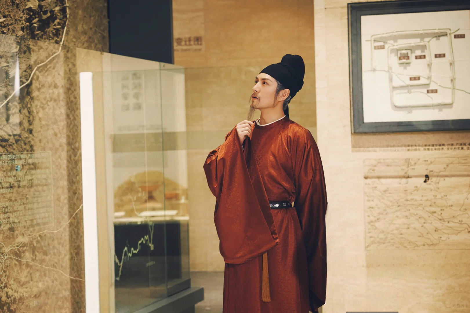 老的头发胡子都白了，照样风骚
