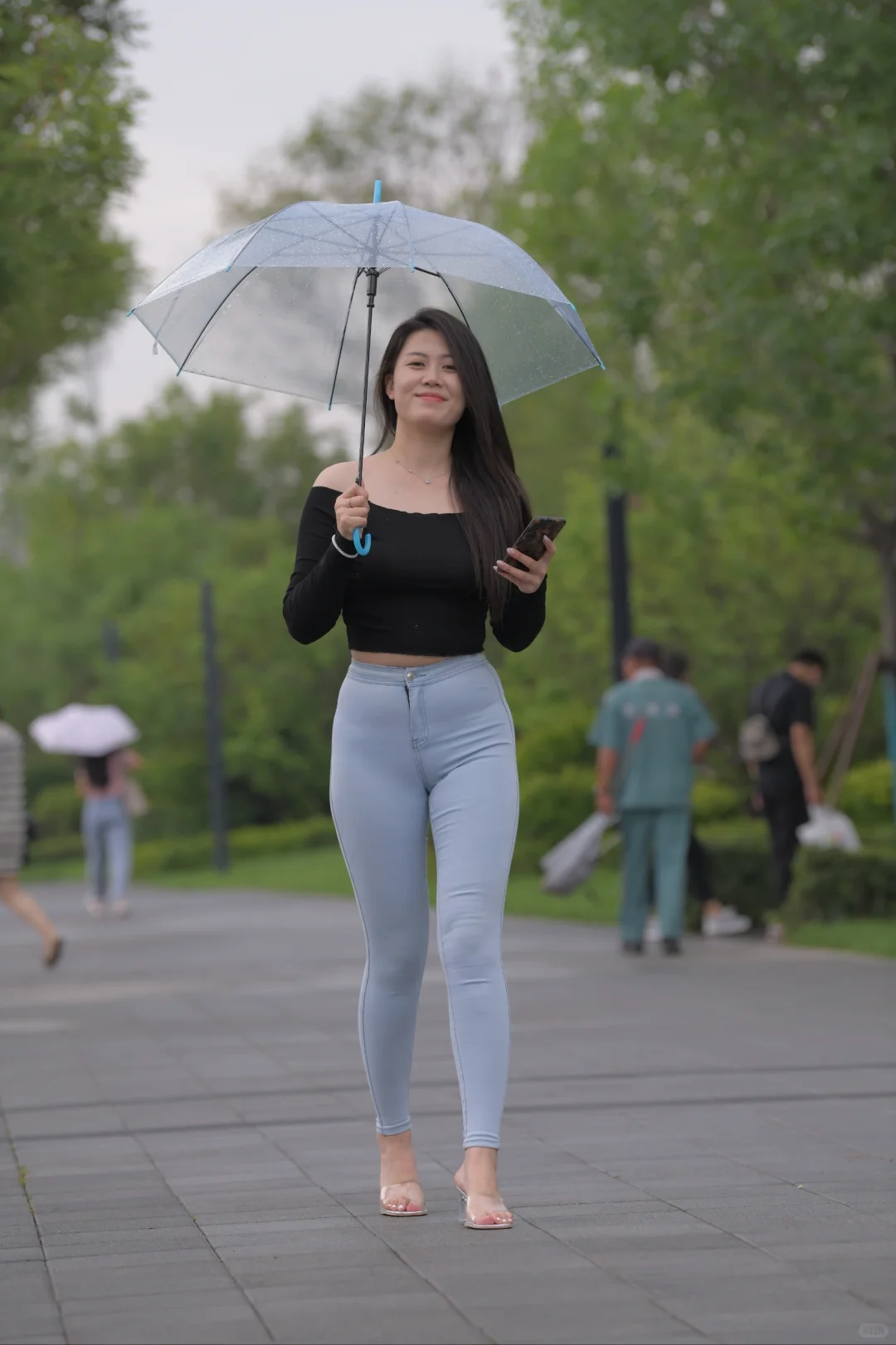 街拍体态丰腴的小姐姐