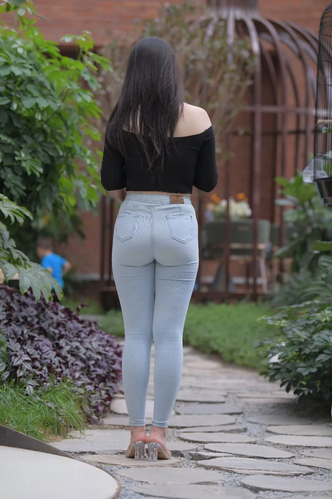 街拍体态丰腴的小姐姐