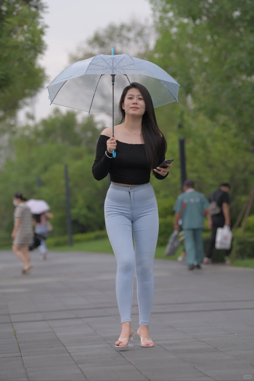 街拍体态丰腴的小姐姐